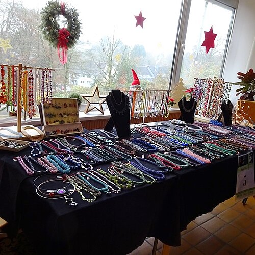 Beim jährlichen Adventsmarkt laden verschiedene Stände zum Bummeln ein.